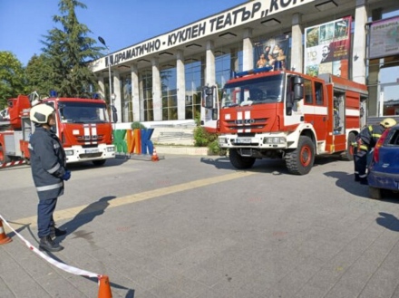 Пожарникари тренират реакция при пожар в театъра - няма инцидент, гражданите да са спокойни